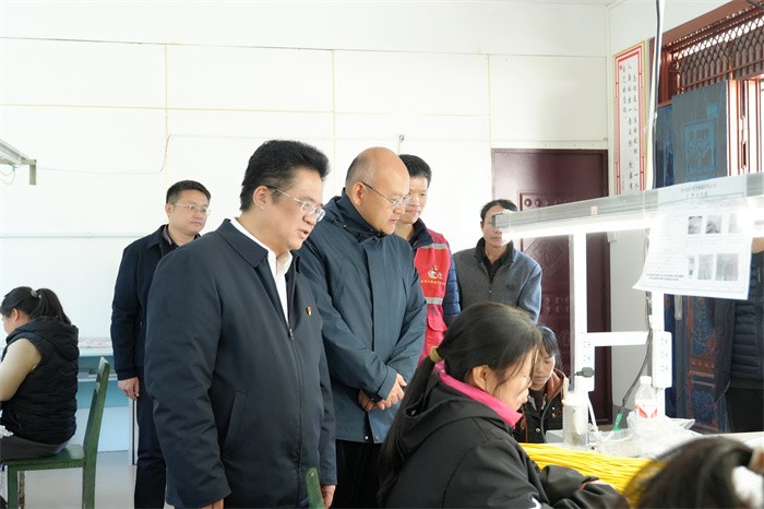 曾志羽校长带队到无码av影片
定点帮扶村马山县里当瑶族乡龙琴村开展乡村振兴调研慰问 第 4 张