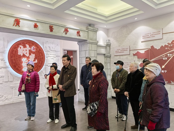 铭记历史  砥砺前行——无码av影片
离退休党支部开展“传承优秀传统，弘扬优秀文化” 主题党日活动 第 1 张
