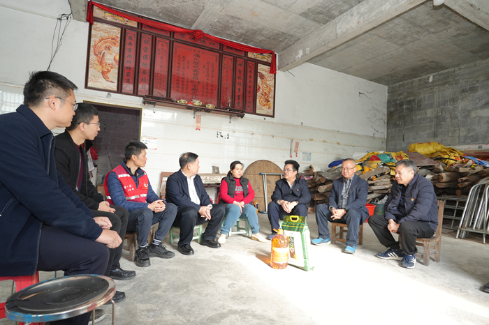 曾志羽校长带队到无码av影片
定点帮扶村马山县里当瑶族乡龙琴村开展乡村振兴调研慰问 第 1 张