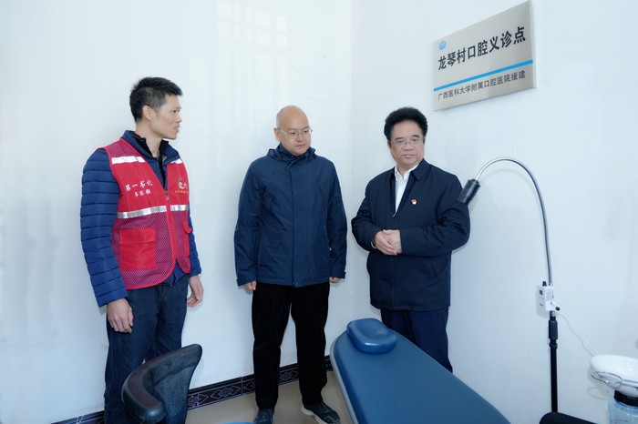 曾志羽校长带队到无码av影片
定点帮扶村马山县里当瑶族乡龙琴村开展乡村振兴调研慰问 第 2 张