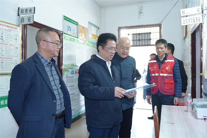 曾志羽校长带队到无码av影片
定点帮扶村马山县里当瑶族乡龙琴村开展乡村振兴调研慰问 第 3 张