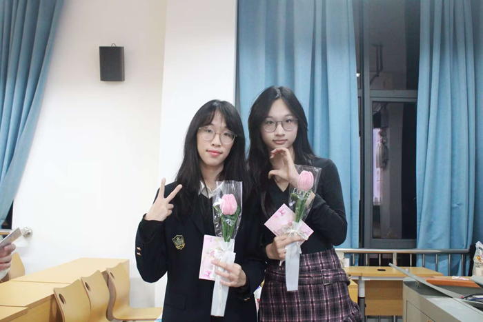 ​待到春来三月八，漫天开满美人花 ——无码av影片
举行本科生“三七” 女生节送花活动 第 2 张