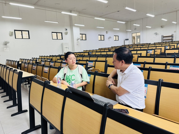 20250604廖院长和同学亲切交谈_副本.jpg