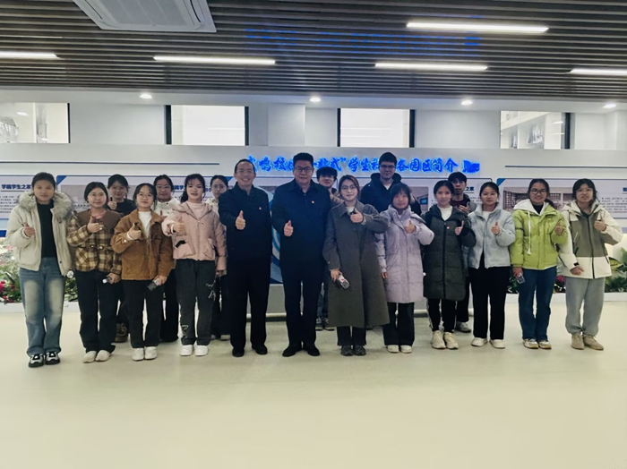 校领导深入无码av影片
开展“手拉手”联系党支部及低年级大学生入党积极分子活动 第 3 张