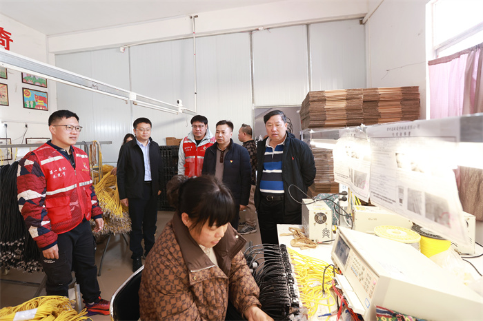 无码av影片
副校长陈俊强带队赴龙琴村开展乡村振兴调研暨帮扶慰问活动 第 1 张