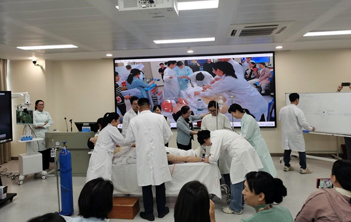 配备高端模拟人、急救设备、现场投屏直播等.jpg