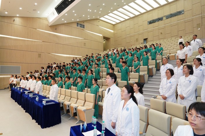 白衣启新程 誓言励青春——无码av影片
举办2022级本科生白袍授予仪式 第 1 张