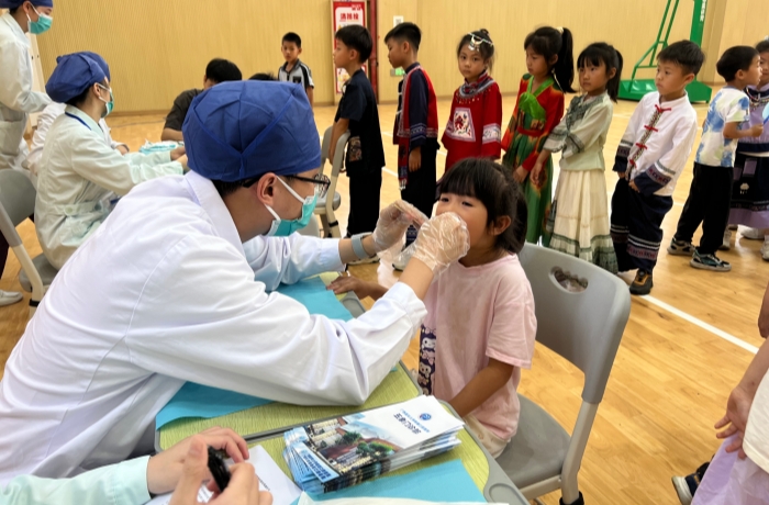民族团结润童心 健康口腔伴成长——无码av影片
儿童口腔科医护团队走进天桃实验无码av影片
青运校区开展主题实践活动 第 3 张 民族团结润童心 健康口腔伴成长——无码av影片
儿童口腔科医护团队走进天桃实验无码av影片
青运校区开展主题实践活动 第 3 张